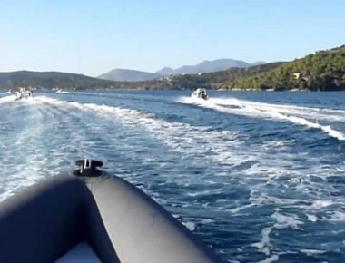 Θεσσαλονίκη: Τουρίστες παρασύρθηκαν μαζί με το φουσκωτό τους στρώμα από τον αέρα - Χρειάστηκαν διάσωση